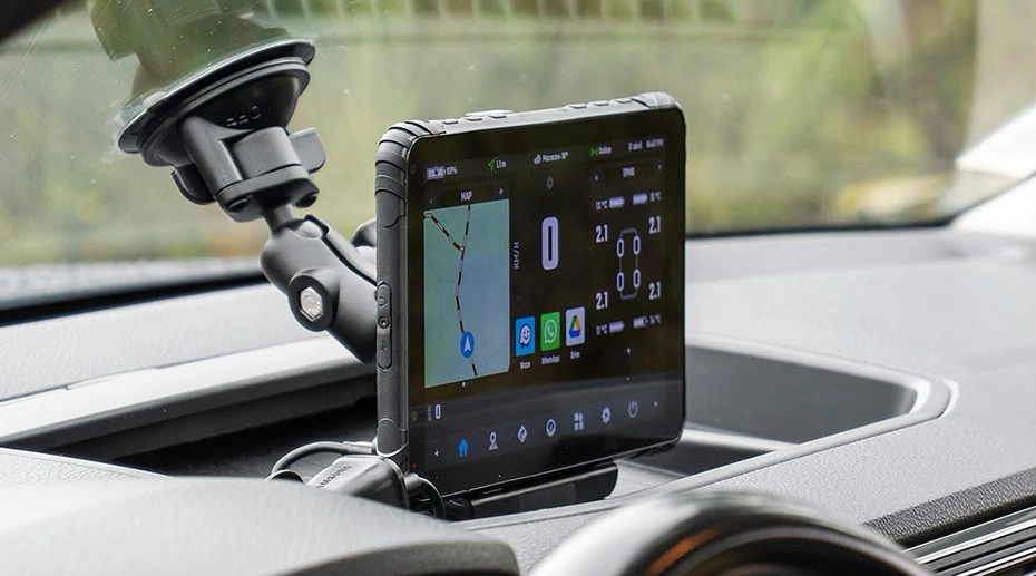 IT administrator remotely controlling a frozen fleet tablet screen via MDM console to troubleshoot ELD app without driver intervention